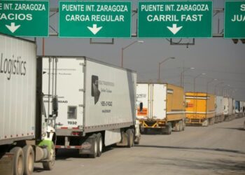 Cambios en sistema aduanero causa retraso en cruce de camiones