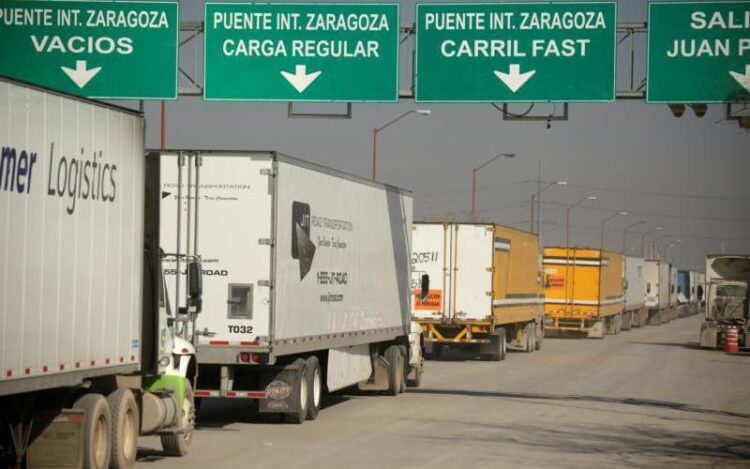 Cambios en sistema aduanero causa retraso en cruce de camiones