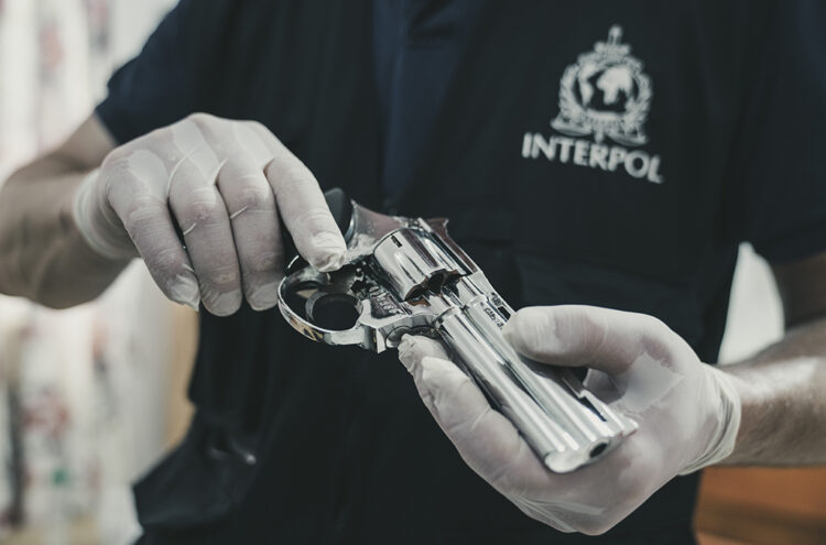 Realizan 14,260 arrestos por tráfico de armas en AL : Interpol