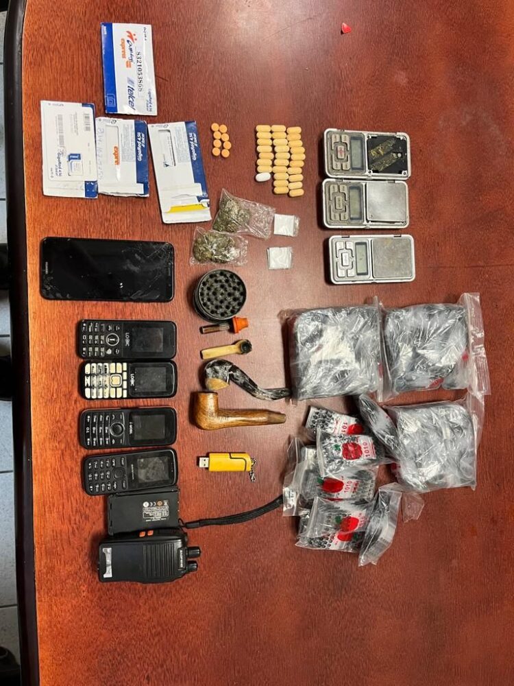 Decomisan droga y armas punzocortantes en penal de Victoria