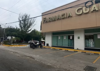 Solitario ladrón asalta Farmacia Guadalajara del 17 y Méndez