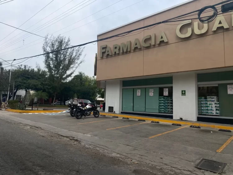 Solitario ladrón asalta Farmacia Guadalajara del 17 y Méndez