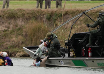 Rescatan a grupo de 140 migrantes del rio Grande