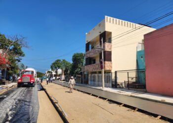 Trabaja Obras Públicas en rehabilitación y bacheo de calles de Madero