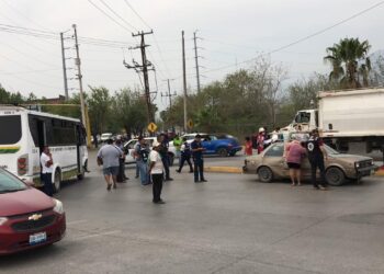 Ocho heridos al embestir microbús a auto con familia a bordo