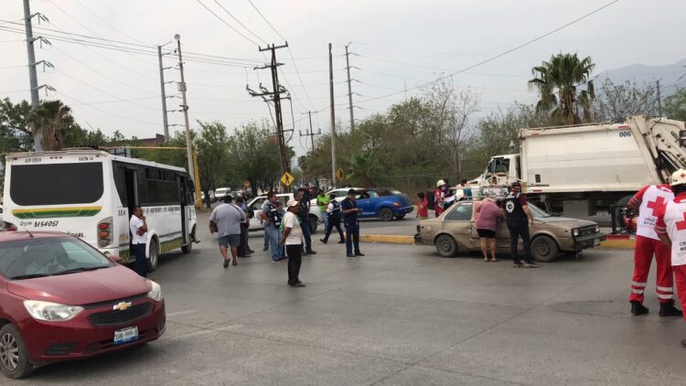 Ocho heridos al embestir microbús a auto con familia a bordo