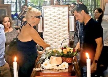 Dan último adiós a Andrés García a puerta abierta