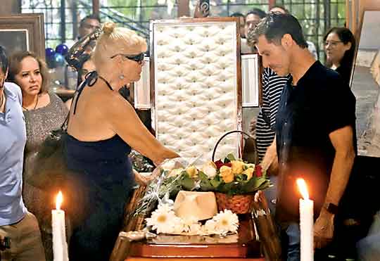 Dan último adiós a Andrés García a puerta abierta