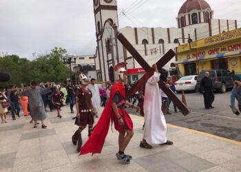 Católicos victorenses realizan representación del viacrucis de Jesucristo