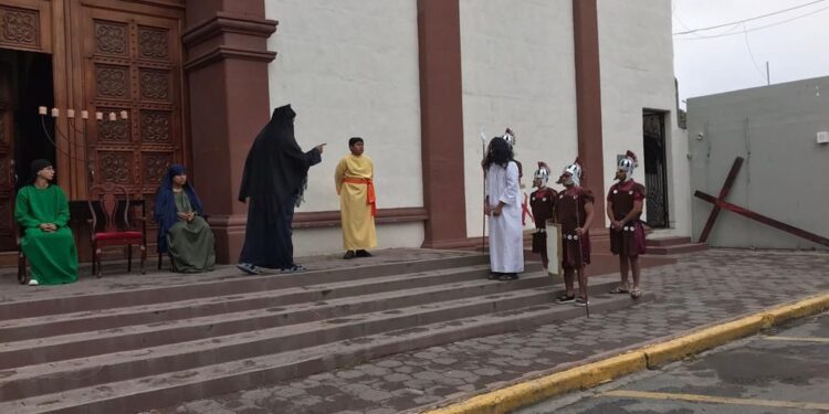 Católicos victorenses realizan representación del viacrucis de Jesucristo