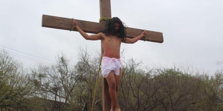 Católicos victorenses realizan representación del viacrucis de Jesucristo