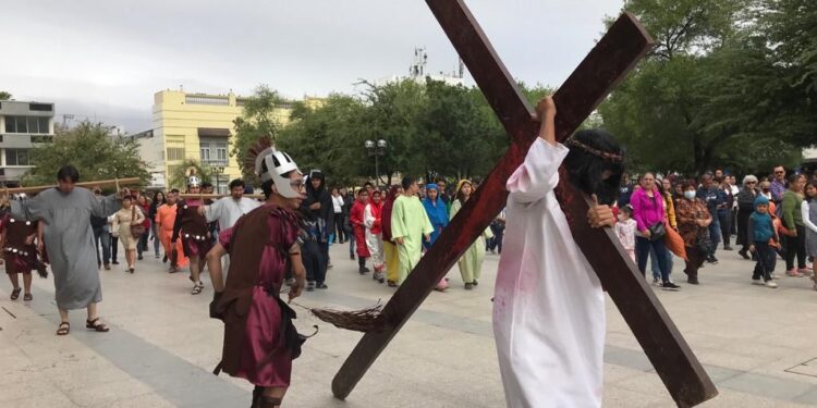 Católicos victorenses realizan representación del viacrucis de Jesucristo