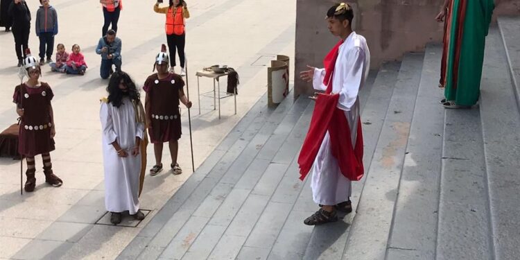 Católicos victorenses realizan representación del viacrucis de Jesucristo