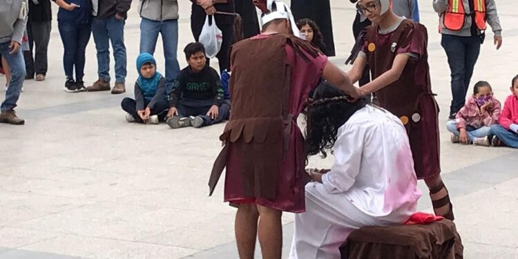 Católicos victorenses realizan representación del viacrucis de Jesucristo