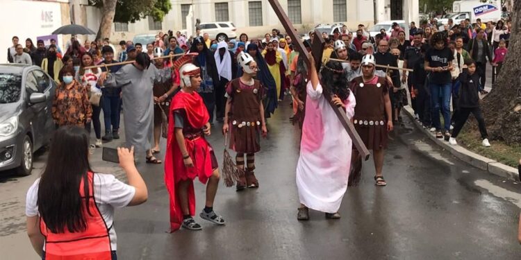 Católicos victorenses realizan representación del viacrucis de Jesucristo