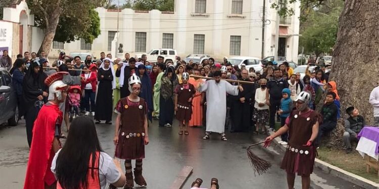 Católicos victorenses realizan representación del viacrucis de Jesucristo