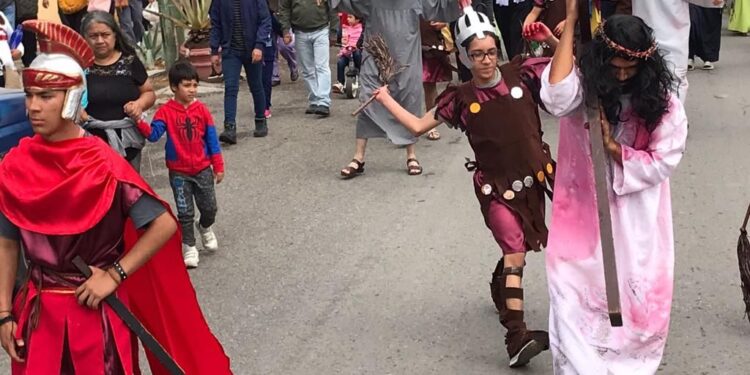 Católicos victorenses realizan representación del viacrucis de Jesucristo