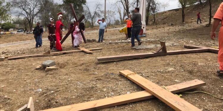 Católicos victorenses realizan representación del viacrucis de Jesucristo