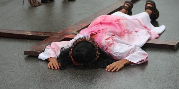 Católicos victorenses realizan representación del viacrucis de Jesucristo