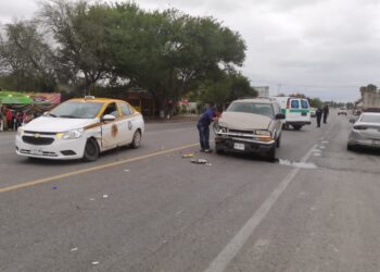 Cuatro heridos en choque de taxi y camioneta en ruta Victoria-Monterrey