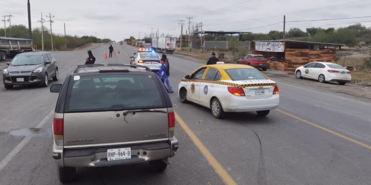 Cuatro heridos en choque de taxi y camioneta en ruta Victoria-Monterrey