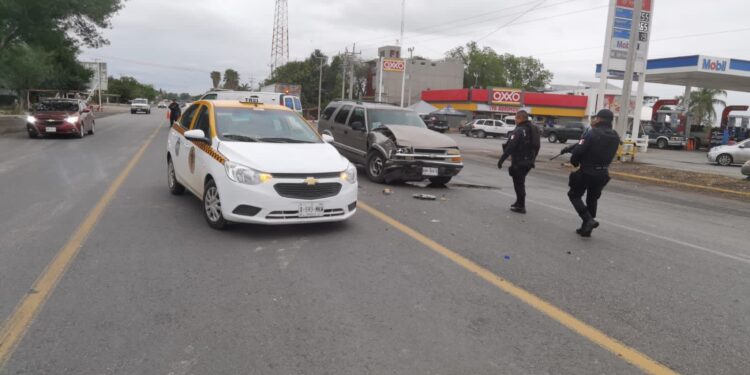 Cuatro heridos en choque de taxi y camioneta en ruta Victoria-Monterrey