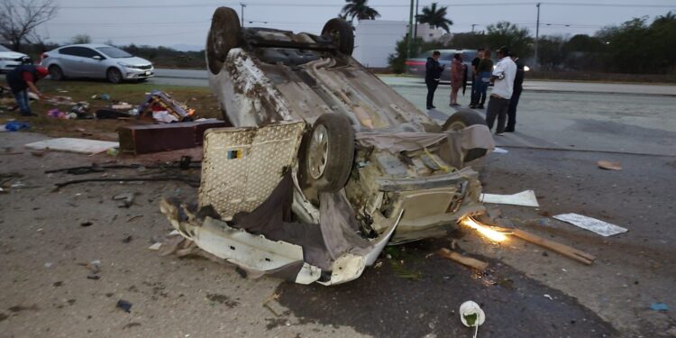 Vuelca camioneta frente al panteón de Cd. Victoria; dos heridos