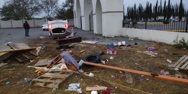 Vuelca camioneta frente al panteón de Cd. Victoria; dos heridos
