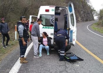 Salen heridas dos embarazadas al volcar auto en carretera antigua a Tula