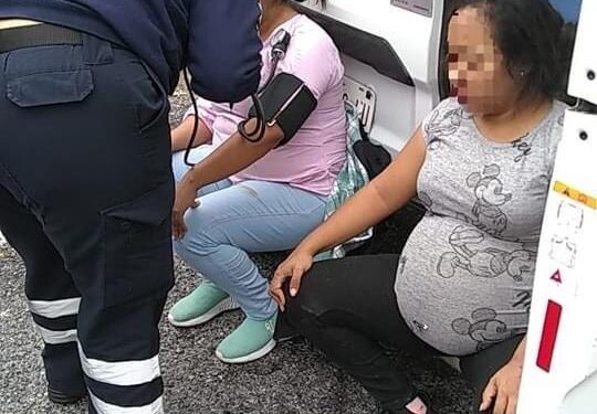 Salen heridas dos embarazadas al volcar auto en carretera antigua a Tula