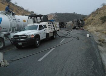 Cierran carretera Rumbo Nuevo por volcadura de tractocamión
