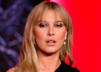 Millie Bobby Brown presume su anillo de compromiso