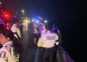 Mujer intenta suicidarse y cae de puente