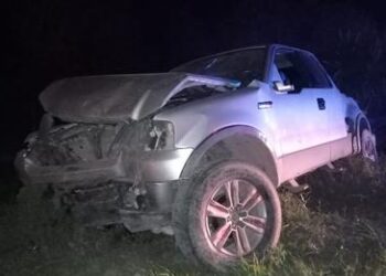 Se mata chofer al volcar camioneta