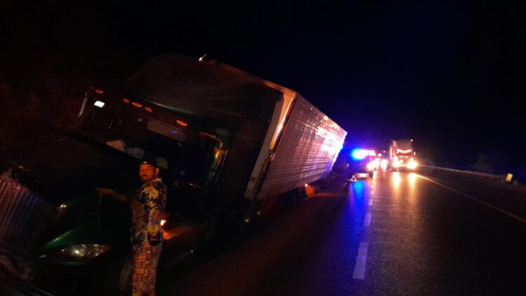 Dos heridos al accidentarse tráiler con plátanos en ruta Tula-Victoria