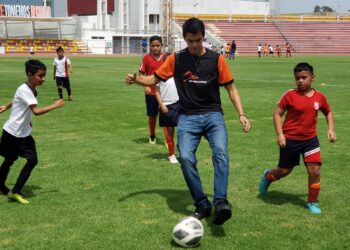 Festeja Correcaminos a los niños en su día