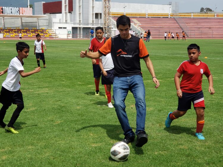 Festeja Correcaminos a los niños en su día