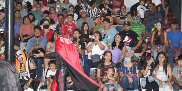 Apoya Lalo Gattás regreso de la Lucha Libre
