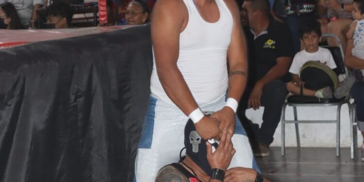 Apoya Lalo Gattás regreso de la Lucha Libre