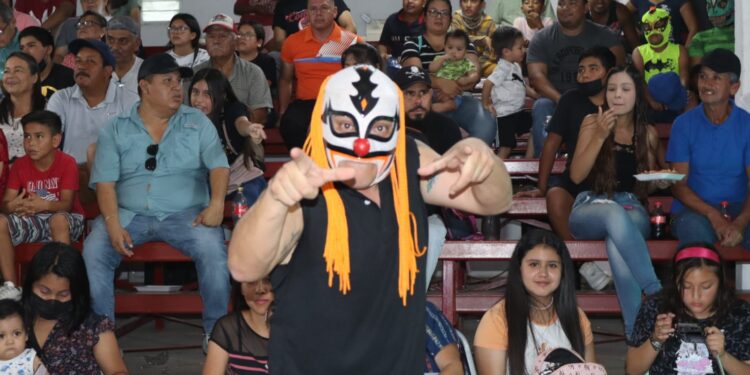 Apoya Lalo Gattás regreso de la Lucha Libre