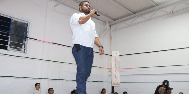 Apoya Lalo Gattás regreso de la Lucha Libre