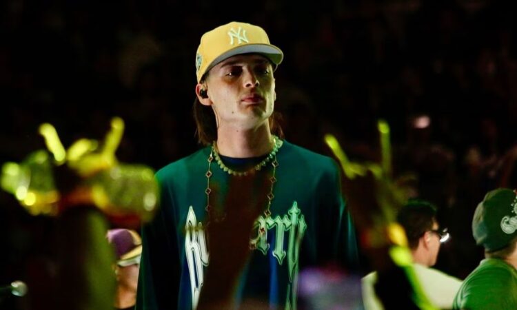 Peso Pluma se corona como el #1 del Top 50 Global de Spotify con “Ella Baila Sola”