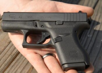 Tres años de cárcel a mujer por contrabando de armas