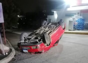 Ebrio choca y vuelca auto en la Col. Ravizé