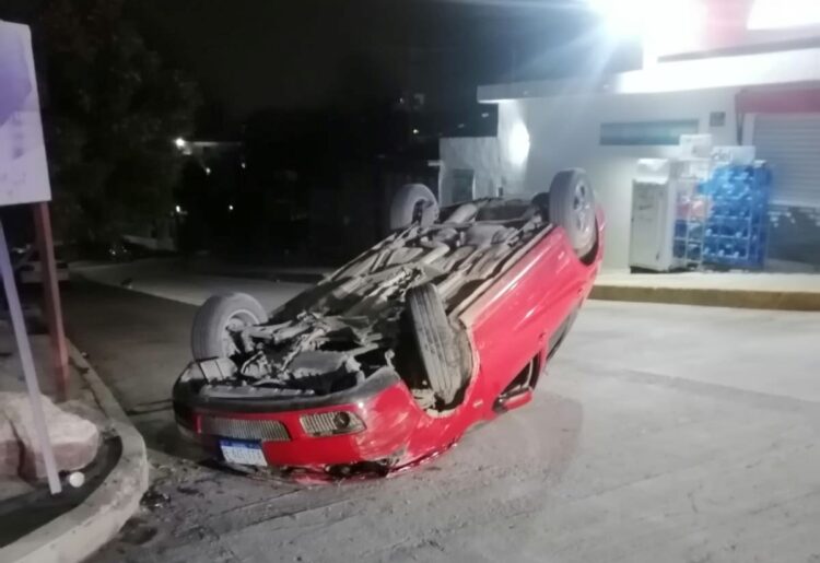 Ebrio choca y vuelca auto en la Col. Ravizé