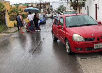 Arrolla auto a mujer al cruzar la calle 19 Allende y Abasolo