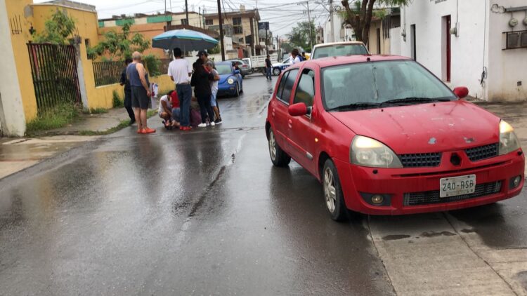 Arrolla auto a mujer al cruzar la calle 19 Allende y Abasolo