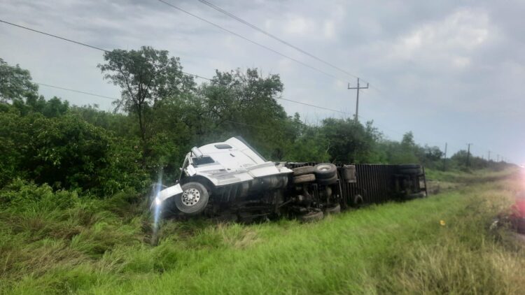 Vuelca camión cargado de aguacates en ruta San Fernando-Reynosa