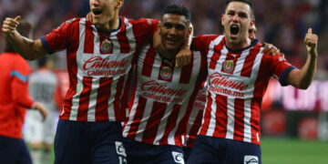 Chivas rompe ‘maldición’ contra Atlas y ¡habrá Clásico Nacional!