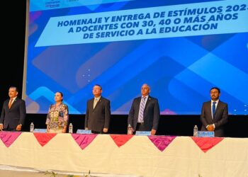 Mi reconocimiento hoy y siempre al magisterio, por su dedicación y esfuerzo: RGV